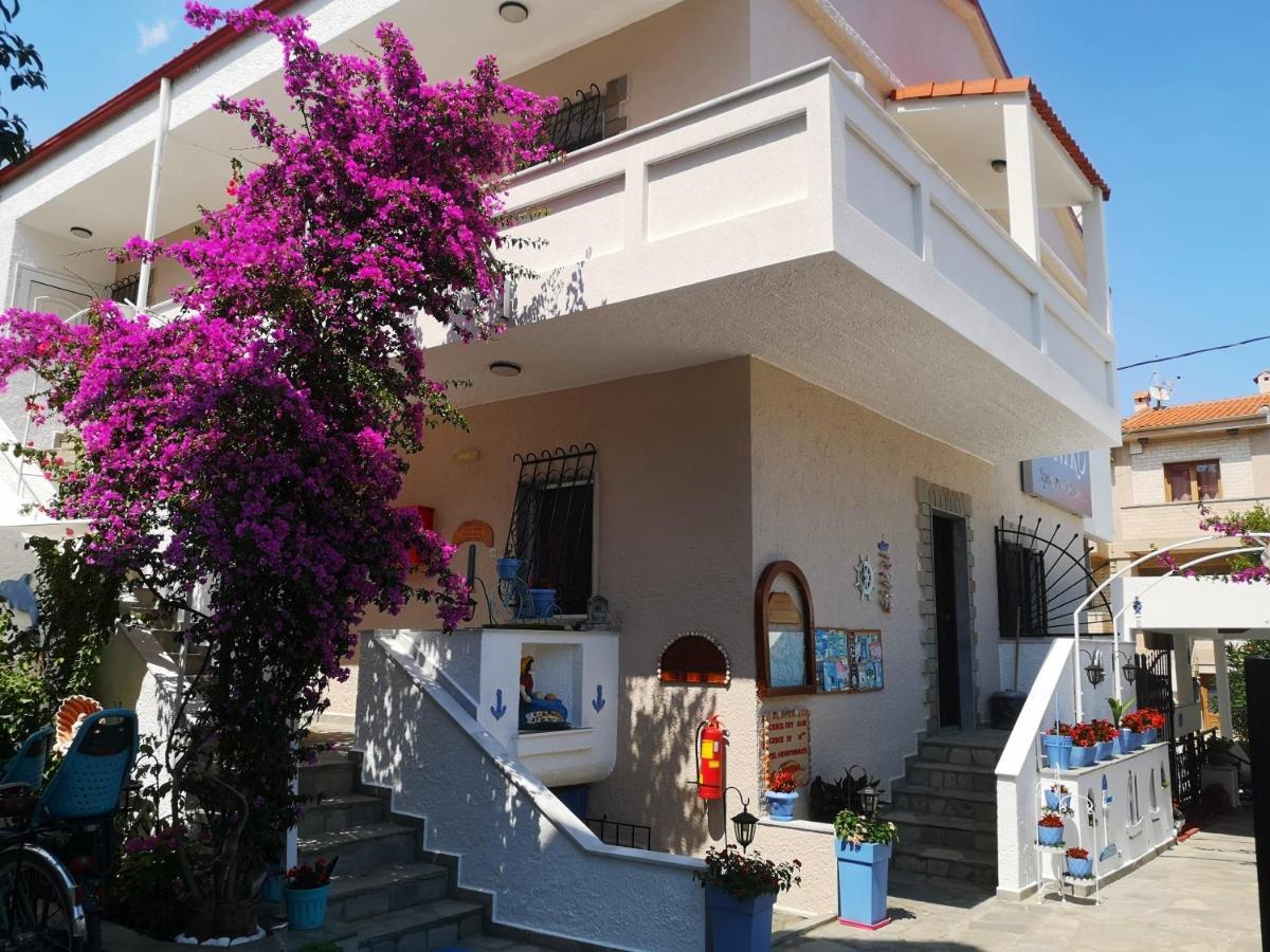 Haus Niko Apartments And Suites Nea Poteidaia Esterno foto