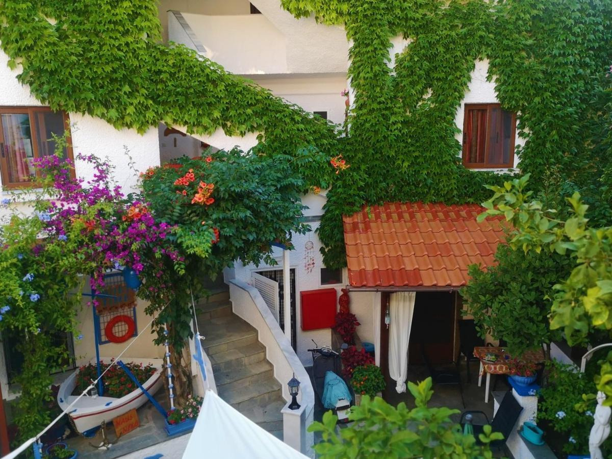 Haus Niko Apartments And Suites Nea Poteidaia Esterno foto
