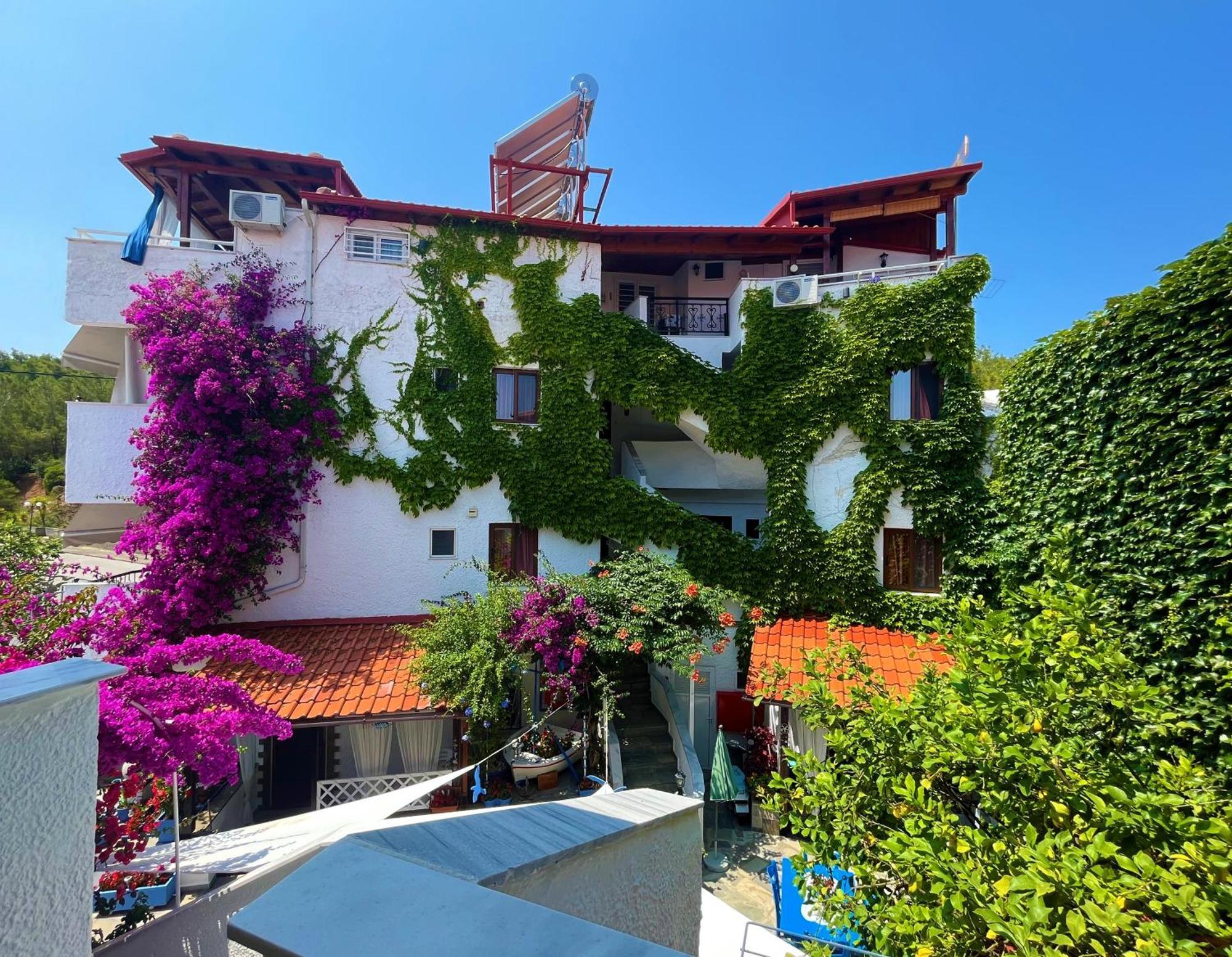 Haus Niko Apartments And Suites Nea Poteidaia Esterno foto