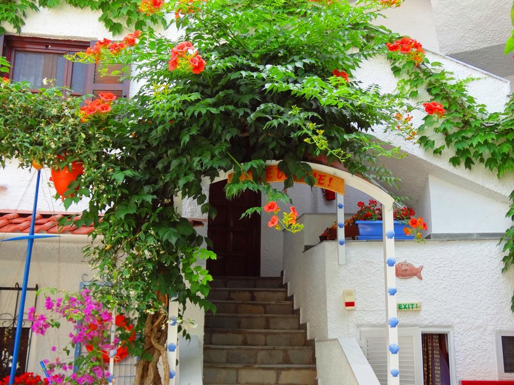 Haus Niko Apartments And Suites Nea Poteidaia Esterno foto